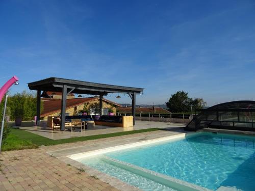 - une piscine avec un kiosque à côté dans l'établissement Domaine des Vignes, à Bagnols