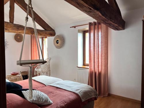 - une chambre avec un lit et une fenêtre dans l'établissement Domaine des Vignes, à Bagnols