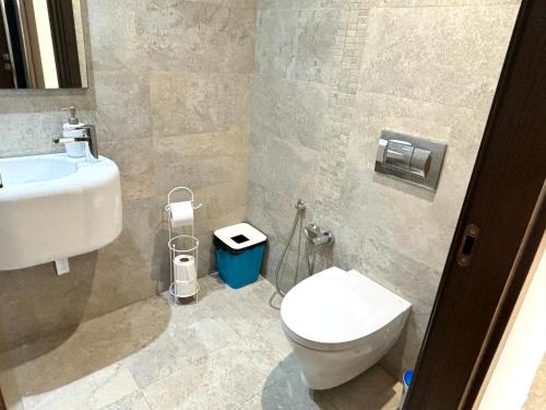 a bathroom with a toilet and a sink at Abilia Suite - À Proximité de l'Aéroport - Confort et Élégance in La Soukra