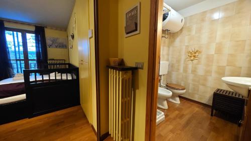 ein Badezimmer mit einem Waschbecken, einem WC und einem Waschbecken in der Unterkunft Hostdomus - Casa Borgata in Borgata Sestriere