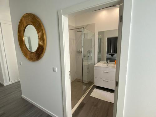 un baño con ducha y espejo en Villa Céu e Mar, en Prazeres