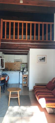 un salon avec un lit et une table dans l'établissement Studio dans villa de charme, piscine, proche plage, à Cassis