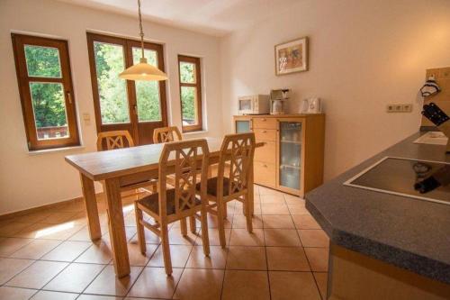 eine Küche mit einem Esstisch und Stühlen in der Unterkunft Ferienhaus Urlaub in Stolberg in Stolberg i. Harz