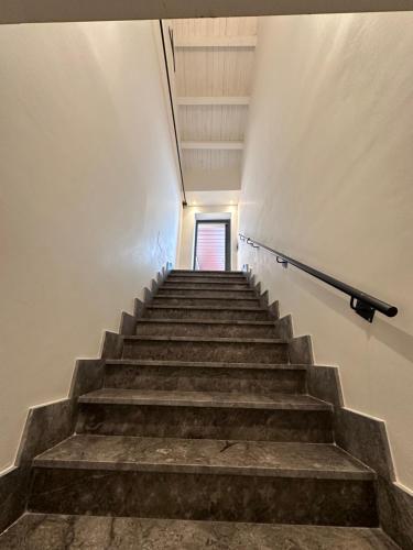 un escalier menant à une porte dans un bâtiment dans l'établissement PALAZZO SANTAMARINA Luxury Suite & Spa, à Palerme