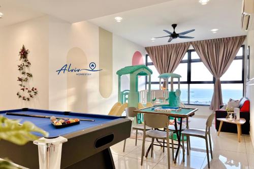 ein Kinderspielzimmer mit Billardtisch in der Unterkunft Atlantis Melaka I 5-11pax I 5min JonkerSt By Alviv Management in Malakka
