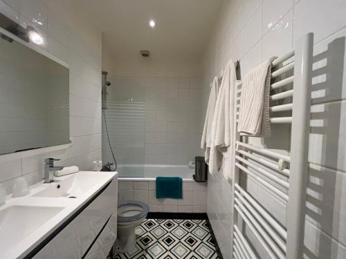 une salle de bain avec un lavabo, des toilettes et une baignoire dans l'établissement Les Gites d'Albatre, le 44, à Dieppe