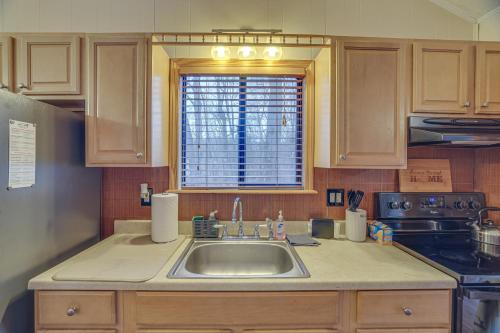 une cuisine avec un évier et une fenêtre dans l'établissement Poconos Family Home - Near Falls with Resort Perks!, à Bushkill