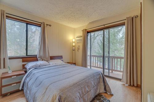 - une chambre avec un lit et 2 grandes fenêtres dans l'établissement Poconos Family Home - Near Falls with Resort Perks!, à Bushkill