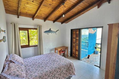 ein Schlafzimmer mit einem Bett und einem Fisch an der Wand in der Unterkunft Casa Beira Mar in Ilhabela