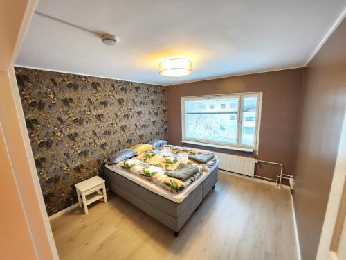 1 dormitorio con cama y ventana en Inspiring Apartment near city center, en Mikkeli