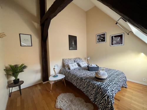 - une chambre avec un lit doté d'une couverture à motifs zébrés dans l'établissement Les Gites d'Albatre, le 44, à Dieppe