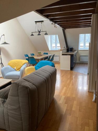un salon avec un canapé et une table dans l'établissement Les Gites d'Albatre, le 44, à Dieppe