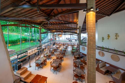 ポルト・セグロにあるBest Western Shalimar Praia Hotelのテーブルと椅子が備わるレストランのオーバーヘッドビュー