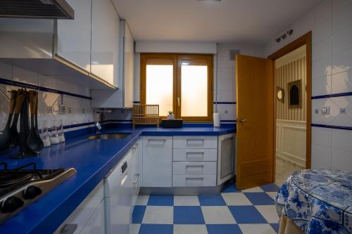 a blue and white kitchen with a blue counter top at Reina Aixa- Apartamento Centro in Granada