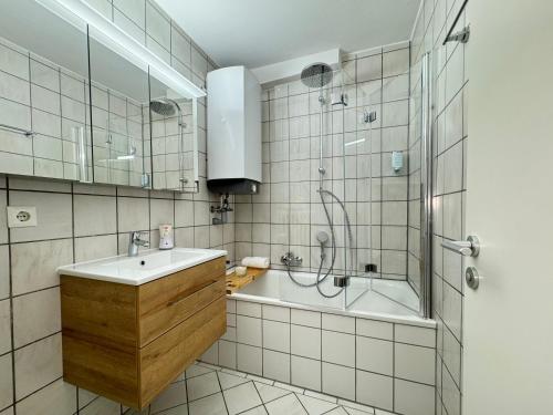 a bathroom with a tub and a sink and a shower at 3 Zimmer Apartment, 80 qm, ruhig und zentrumsnah, max 5 Pers, Balkon, Garage, Internet 300 MBit in Sindelfingen