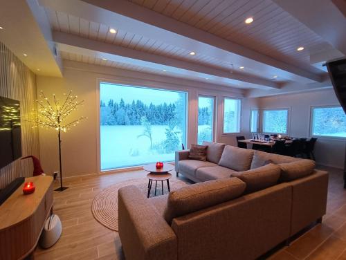 uma sala de estar com um sofá e uma grande janela em Mökki ulkoporealtaalla em Uurainen