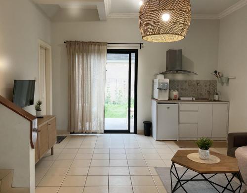 CinengangirangThe Pinewood House Villa Kota Bunga by Citrus House的客厅里有一张桌子和一个厨房