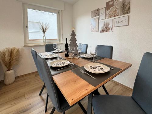 a dining room table with chairs and a christmas tree on it at 3 Zimmer Apartment, 80 qm, ruhig und zentrumsnah, max 5 Pers, Balkon, Garage, Internet 300 MBit in Sindelfingen