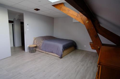 una camera con un letto in una stanza con una scala di Évasion Savoyarde, Entre lacs et montagnes 