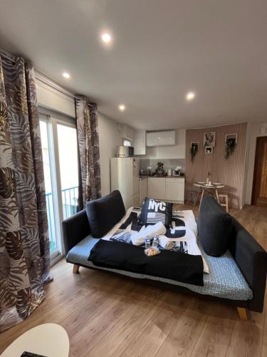 a living room with a couch and a kitchen at Appartement Disneyland Paris in Bussy-Saint-Georges