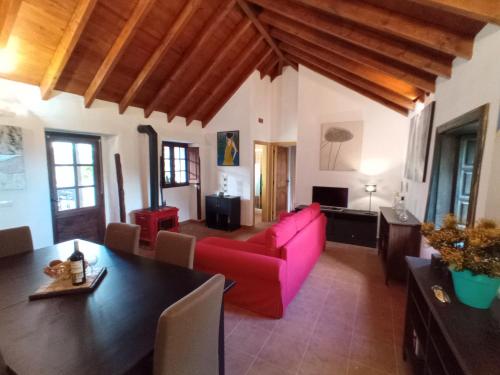 sala de estar con sofá rojo y mesa en Finca La Sirena Vacation Apartments, en Garachico