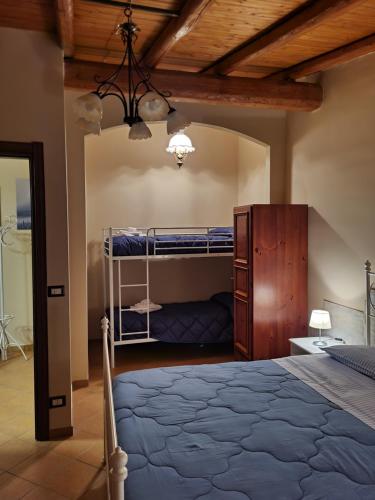 1 Schlafzimmer mit 2 Etagenbetten in einem Zimmer in der Unterkunft Il Gelsomineto dell'Etna in Nicolosi