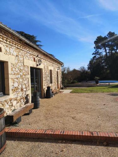 un bâtiment en briques avec un banc devant lui dans l'établissement Les trois jolies J1, à Maylis