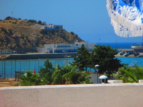 - une vue sur une étendue d'eau avec une colline dans l'établissement MAISON D HÔTES Marine KSAR SGHIR, à Ksar Sghir