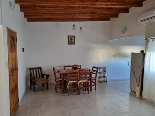 - une salle à manger avec une table et des chaises en bois dans l'établissement Monoambiente Gualeguaychú, à Gualeguaychú