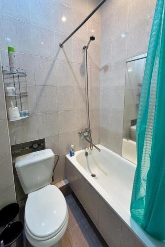 a bathroom with a toilet and a tub and a shower at Комфортная квартира в центре in Vanadzor