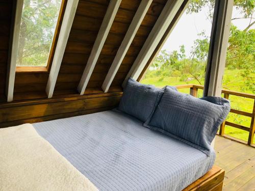 Ce lit se trouve dans un dortoir doté d'une grande fenêtre. dans l'établissement Casa na árvore perto da praia, à Imaruí