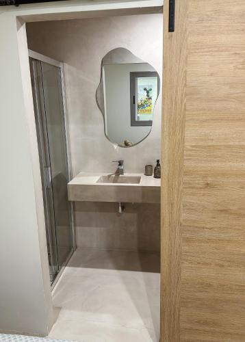 La salle de bains est pourvue d'un lavabo et d'un miroir. dans l'établissement Fantástica vivienda situada el el corazón del Puerto de la Cruz, à Puerto de la Cruz