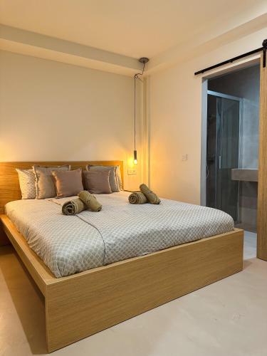 una camera da letto con un grande letto con due cuscini di Fantástica vivienda situada el el corazón del Puerto de la Cruz a Puerto de la Cruz