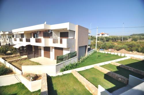 Gallery image of Zennova Sirene Luxury Studios in Yerakiní
