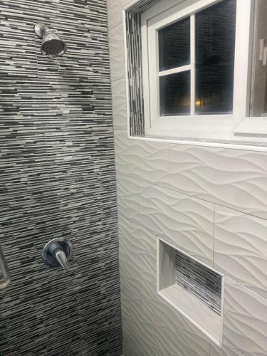 um chuveiro na casa de banho com uma janela em Beautiful 3-Bed House in Saint Catherine Portmore em Central Village