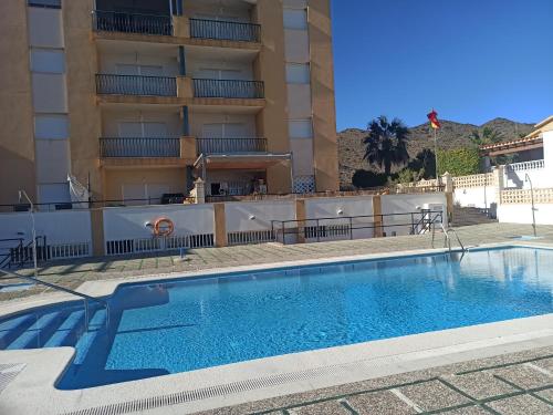 una gran piscina frente a un edificio en El Calon, mar y montaña, en Cuevas del Almanzora