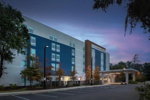 una imagen de un edificio de oficinas con aparcamiento en SpringHill Suites By Marriott Charleston Airport & Convention Center en Charleston