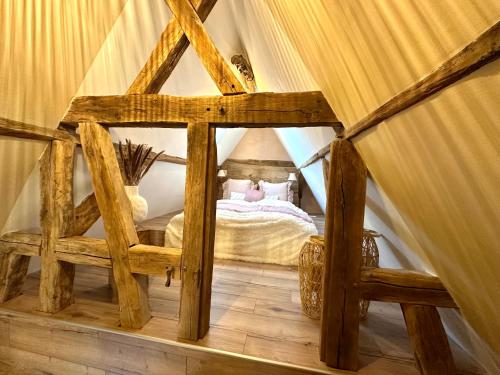 1 dormitorio con 1 cama en una tienda de campaña en Maison Le Nid des Cigognes balnéothérapie pour 2, en Oberbronn