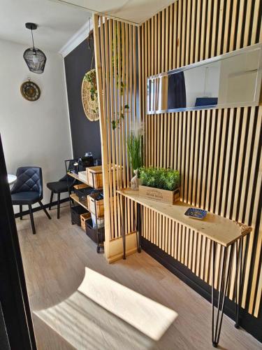 - un salon avec un grand aquarium sur un mur dans l'établissement [L’Écrin] Studio equipé avec vue panoramique, à Lourdes