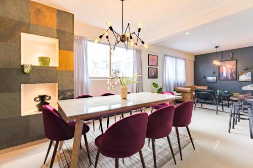 a dining room and living room with a table and chairs at NEW Great Stay in Roma 24-7 Security in Mexico City