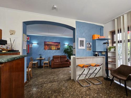 een woonkamer met een blauwe muur bij Hotel Giovannina in Mestre
