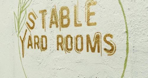 リッチモンドにあるStable Yard Roomsの蛇庭の部屋を読む壁の看板