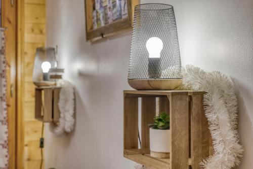 una lampadina su uno scaffale in una stanza di Studio "Cosy" hyper centre a Saint-Gervais-les-Bains