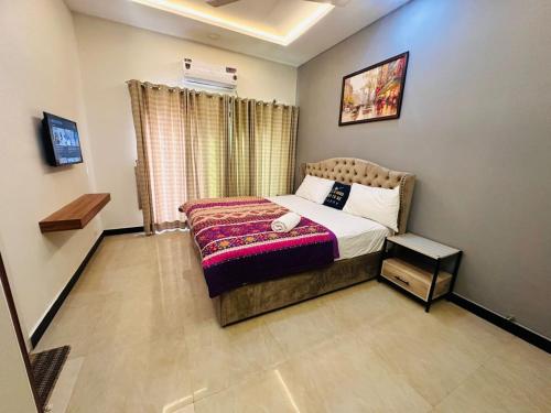 Katil atau katil-katil dalam bilik di Holidazzle Lodge Islamabad