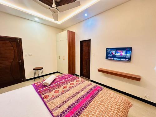 Katil atau katil-katil dalam bilik di Holidazzle Lodge Islamabad