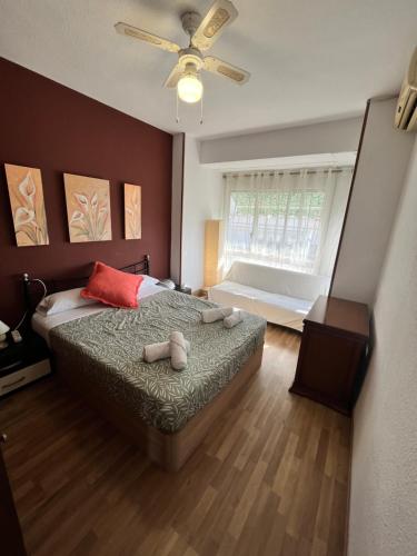 Schlafzimmer mit einem Bett und einem Deckenventilator in der Unterkunft 4 BEDROOMS -SENECA Center Apartment in Alicante