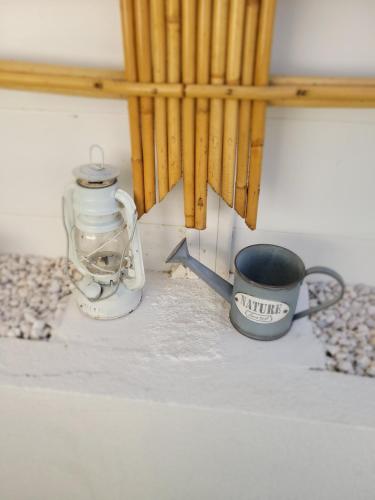 a blender and a cup sitting on a counter at Tahiti Beach, T2 à la mer, piscine, terrasse et parking in Frontignan