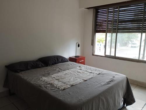 a bed in a room with a window and a bed sidx sidx sidx at Habitación privada en residencia CENTRO-NQN, baño ensuite in Neuquén
