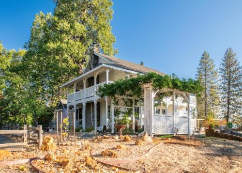 a white house with a gazebo at Inn at Sugar Pine Ranch in Groveland