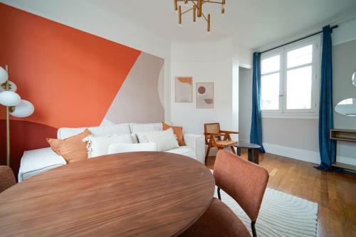 a living room with a table and a couch at Appartement Arc de Triomphe - Neuilly - II in Neuilly-sur-Seine